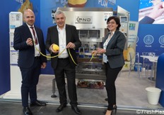 La pelatura del mango è un gioco da ragazzi, grazie a questa macchina PND! La si ottiene in pochi secondi, con l'eliminazione della buccia che diventa un'unica lunga strisciolina, per un vero "effetto wow"! In foto, da sinistra a destra: Valerio De Caro (sales manager), Vincenzo Di Prisco (CEO) e Virginia Cascella (export manager).