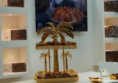 Una buona percentuale di stand espositivi è stata occupata da produttori esteri, come in questo esempio: siamo allo stand del centro nazionale saudita per le palme da dattero e i datteri.
