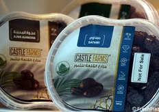 Dettaglio di confezioni di datteri allo stand del Centro nazionale per le palme e i datteri dell'Arabia Saudita.