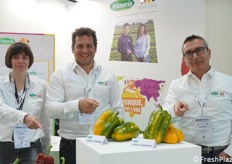 Allo stand Vilmorin-Mikado, Carlotta Serra, Giuseppe Izzo e Vito Altiero, con alcune selezioni di peperone per il mercato italiano.