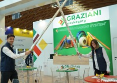 Insolito utilizzo di due angolari per un "duello Jedi" tra Andrea e Alessandra Graziani.