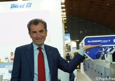 Come racconta con questo semplice gesto il CEO Unitec Angelo Benedetti, durante Macfrut 2023, la compagnia è stata impegnata come technical partner dell'evento International Blueberry Days. "E' anche con il sostegno a questa rassegna che il nostro Gruppo vuole rimarcare l'importanza dell'innovazione tecnologica per favorire la crescita del mercato dei mirtilli a livello mondiale, come dimostrano i risultati ottenuti fino ad oggi dalle tecnologie Unitec".