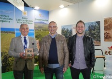 Stand congiunto per tre cooperative del Viterbese. In foto: Giuseppe Tocchi della Coopernocciole; Stefano Broccatelli della Coop. Centro Agricolo Alto Vierbese e Marco Broccatelli del Co.p.a.vit (Consorzio Pataticolo Alto Viterbese)