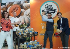 Una partita vincente per i meloni allo stand della Top Melon. Da sinistra a destra: Carolina e Marco Spinetti, Pasquale Diurno e David Biscaroni.