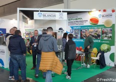 Spiegazioni in corso presso lo stand della Soc. Coop Bilanciai, specialista in sistemi di peso-prezzatura.