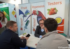 Enrico Turoni a colloquio con due visitatori. La TR Turoni è specialista in strumenti di misurazione per il controllo della qualità: penetrometri, rifrattometri, calibri, strumenti non distruttivi, termometri, igrometri, ecc., 