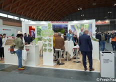Movimento allo stand di Fellini Patrizio, azienda di commercializzazione e produzione ortofrutticoli.