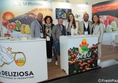 In rappresentanza della OP-Organizzazione di Produttori La Deliziosa, troviamo: Domenico Di Stefano, Angela Dragà, Pietro Bua, Sarah Bua, Salvatore Bua e Giuseppina Furnari.