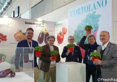Atmosfera di allegria presso lo stand de L'Ortolano, ditta specializzata in sementi orticole professionali, convenzionali e biologiche. In foto: Luca Pistocchi, Gaetano Biavati, Alberto Ceredi, Giuseppe Rossi e Valerio Giovannini.