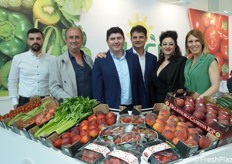 Foto di gruppo presso lo stand della AOP Luce, attiva nella produzione e commercializzazione di un ampio assortimento di ortofrutticoli, tra cui la Melannurca Campana a marchio IGP. In foto: Benedetto Pimpinella, Leone D'Onofrio, Felice Petrillo. Giacomo Galdiero, Loredana Di Mandro e Serena Pittella.