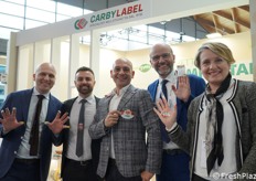 Nessun dubbio su quale sia la specializzazione dell'azienda Carby Label! Oltre a varie tipologie di etichette adesive ed etichette elastiche (ElastiTag, ElastiBand), la ditta è fornitrice di materiali per il confezionamento, macchine confezionatrici frutta e prezzatrici, macchine etichettatrici e stampanti. In foto: Alessandro Carbonara, Gianluca Zaccaro, Nicola Florio, Gianfranco Carbonara e Anna Carbonara.