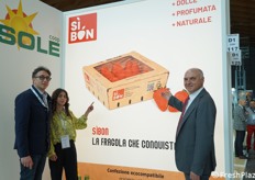Coop Sole ha presentato non solo l'ampliamento della gamma a marchio SìBon (fragole e piccoli frutti), ma anche un nuovo packaging sostenibile. In foto: Paolo Picone, Maria Lauria Picardo e il direttore Pietro Paolo Ciardiello.