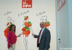 Una bella idea creativa e fresca per uno dei pannelli dello stand: la fragola diventa una leggiadra fanciulla che ne impersonifica i pregi. Ad accompagnarla: Carmen Mottola e Pietro paolo Ciardiello.