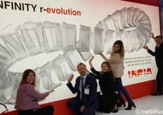 Imballaggi in plastica per ortofrutta: cestini, vassoi, clamshells, aveoli. Tutto questo è INFIA, che in fiera ha presentato il concept re-volution INFINITY, un sistema che trasforma all'infinito la plastica delle vaschette alimentari post-consumo per dare vita a nuove vaschette. A sostenere il simbolo di questa infinita trasformazione: Sara Parati, Matteo Camillini, Lara Sammarini. Vanessa Pagliarani e Giuseppe Montaguti.