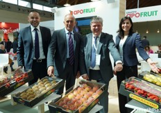Apofruit - Cooperativa di produttori ortofrutticoli (2.700 soci) con sede a Cesena e soci e stabilimenti su tutto il territorio nazionale. Conta su una produzione annua di 143.000 ton. di ortofrutta fresca, per un fatturato di 240 Milioni di euro, ha 12 stabilimenti e 12 centri di ritiro e stoccaggio. In foto: Gianluca Casadio, Mirco Zanotti, Ernesto Fornari e Giorgia Faedi indicano una parte del ricco assortimento.