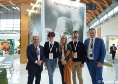 Foto di gruppo allo stand Terremerse. Ibrahim Saadeh, Larissa Morelli, Elisa Morigi, Filippo Pagani e Ilenio Bastoni