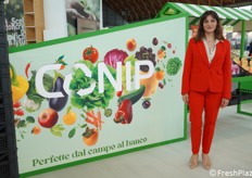 Fabiola Mosca dirige il CONIP-Consorzio Nazionale Imballaggi Plastica, che gestisce tramite il closed loop i circuiti di casse e pallet in plastica. Gli imballaggi CO.N.I.P. vengono prodotti con la materia prima seconda derivante dal riciclo di casse e pallet del circuito consortile e sono 100% riciclati e riciclabili.