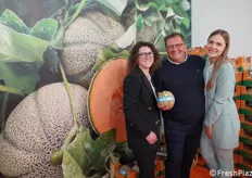 Per la prima volta in fiera con uno stand incontriamo i responsabili della ditta Strafrutta, proprietaria del marchio di melone Sugar. In foto: Stefania Curci, Pino Stravato e Marika Stravato.