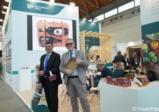 Francesco Pannone e Luca Molari "indossano" due imballaggi di cartone all'interni dello stand International Paper, uno dei maggiori produttori al mondo di packaging primario e secondario in cartone ondulato con decenni di esperienza. 