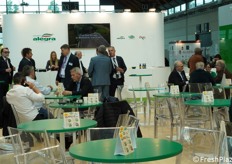 Colloqui in corso allo stand Alegra.