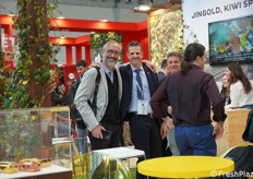 La fiera è anche l'occasione per rivedere amici di lunga data. Qui Alessandro Fornari del Consorzio Jingold (a destra) riabbraccia Gianluca Lucchi. I due sono amici dai tempi dell'Università.