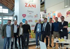 Il team della Granfrutta Zani, con i vari marchi di frutta commercializzati.