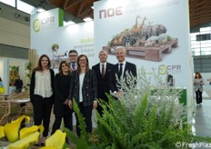 Foto di gruppo allo stand CPR System. Oltre a imballaggi riutilizzabili, riciclabili e abbattibili in plastica, pallets in legno e plastica, a Macfrut 2023 è stato presentato Noè, il nuovo pallet made in Italy realizzato con materie prime da riciclo.
