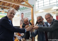 Un brindisi a base di.... kiwi, allo stand di Naturitalia, cooperativa agricola formata da migliaia di agricoltori riuniti in cooperative, che produce e distribuisce prodotti ortofrutticoli freschi in Italia e nel Mondo. In foto: Augusto Renella, Gabriele Ferri, Andrea Severi e Gianluca Lucchi.