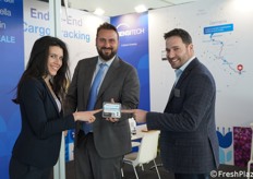 Sensitech è leader globale nell'offerta di soluzioni di visibilità della catena di approvvigionamento. Con prodotti innovativi e servizi di monitoraggio, come dispositivi IoT per il monitoraggio in tempo reale delle spedizioni aeree, aiuta a mantenere la qualità e l'integrità dei prodotti di valore durante ogni passaggio del loro viaggio. In foto: Alicia Ramos, Umberto Barile e Adam Twiner mostrano uno dei dispositivi della linea prodotti TempTale® GEO.