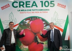 Giovanni Zanzi (a destra) insieme a un suo cliente francese. La mela brevettata "Crea 105", ottenuta in esclusiva mondiale dai Vivai F.lli Zanzi, garantisce anche in pianura produzione elevata e senza alternanza; calibro medio elevato a 75+; resa da 60 a 70 tonnellate a ettaro, pochissimo scarto perché non dà problemi di cracking attorno alla cavità calicina e non presenta ruggine. L'epoca di raccolta è la III decade di ottobre, generalmente 10 giorni dopo Fuji, in Romagna.