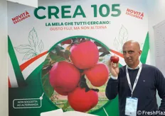 Enrico Zanzi mostra in dettaglio questa mela, frutto di anni e anni di ricerca. La mela Crea 105 risale al 1989, dal lavoro di breeding del Consiglio per la ricerca in agricoltura e l’analisi dell’economia Agraria (CREA) Centro di ricerca Olivicoltura, Frutticoltura e Agrumicoltura sede di Forlì ed è stata selezionata nel 1997 a Magliano di Forlì; i costitutori sono Walther Faedi, Mauro Bergamaschi e Gianluca Baruzzi.