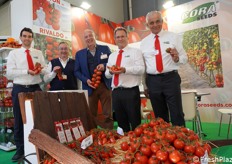 Un allestimento degno di nota allo stand della sementiera Cora Seeds: un'antica carriola stracolma di gustose selezioni di pomodori, frutto della ricerca di miglioramento varietale condotta dall'azienda. In foto: Alessandro Bacchi, Enrico Rappuoli, Angelo Crucitti, Favi Vidavski, Maurizio Bacchi.