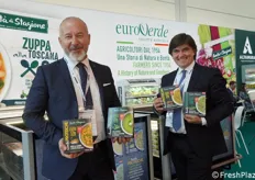 Il direttore vendite Fabio Ronco e il direttore commerciale Franco Rollè ci mostrano alcune delle nuove referenze proteiche vegetali a marchio Bontà di Stagione.