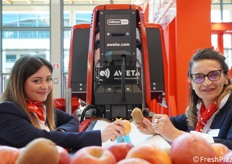 Un ritratto fotografico presso lo stand Aweta: Federica Carminati e Angela Giunchi.