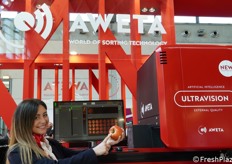 La commerciale Federica Carminati spiega che con l'Ultravision Aweta si può selezionare anche il difetto dello stem crack nelle mele.