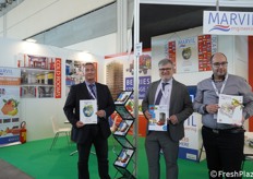 Marvil Engineering: attività di ricerca e sperimentazione, celle frigorifere prefabbricate, porte frigorifere, impianti ad atmosfera controllata, impianti frigoriferi industriali, componenti, pannelli isolanti, stoccaggio dei prodotti ortofrutticoli. In foto: Alex Villa, Massimo Mercadini e Matteo Iob mostrano alcune delle brochure aziendali in distribuzione allo stand.