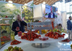 Paolo Ficili nello stand della cooperativa agricola siciliana Donnalucata. Qui era stata installata una spettacolare vetrina rotante.