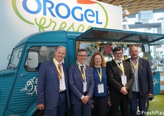 Volti sorridenti allo stand Orogel Fresco, corredato con questo delizioso baretto a camioncino. Da sinistra a destra: Realdo Mastini (presidente), Vincenzo Finelli (direttore commerciale), Liuba Tumedei (commerciale), Romeo Fabbri (commerciale), Gianni Bartolini (vice direttore). 