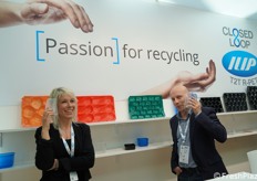 "Telefonata" in corso allo stand ILIP. Mauro Stipa (a destra) mima una chiamata insieme alla collega Carlotta Glogowiec. "Telefoniamo a tutti gli operatori del mercato e ai decisori politici per spiegare che l'imballaggio in plastica non è da demonizzare. Per l'ortofrutta si usano termoformati in plastica tradizionale, compostabile o riciclata. parliamone". ILIP realizza soluzioni di packaging su misura, innovativo e sostenibile, come cestini, vassoi e alveoli. 