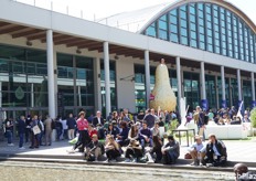 Un momento di pausa tra una visita e l'altra. La bella giornata invoglia alcuni visitatori a prendere una boccata d'aria nel vasto cortile interno, a bordo delle "piscine".