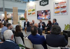 Confronto tra operatori presso lo stand Sipo, con la conduzione del giornalista di FreshPlaza Cristiano Riciputi.