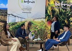 Colloqui in corso presso lo stand dello specialista in esotici, McGarlet.