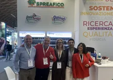Foto di gruppo allo stand Spreafico. Mattia Menni, Gianluigi Bertelli, Laura Ranise, Francesco Veraldi, Maria Luisa Riso