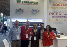 Foto di gruppo allo stand Spreafico. Mattia Menni, Gianluigi Bertelli, Laura Ranise, Francesco Veraldi, Maria Luisa Riso