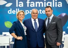 Luisa Ruggiero (Direttrice amministrativa), Antonio Ruggiero (Presidente) e Angelo Ruggiero (amministratore unico e Direttore commerciale) presso lo stand aziendale 