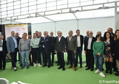 Foto di gruppo alla presentazione "Il progetto Yellow kiwi - Un nuovo approccio alla categoria kiwi" organizzato da Rivoira Giovanni e Figli.