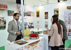 Assaggio di datteri presso lo stand dell'egiziana Alamir Group.