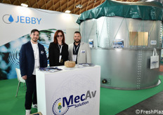 In rappresentanza di MecAv Solution, da sinistra: Flavio Alfano (ufficio tecnico), Claudia Cilio (amministrazione) e Alessandro Lami (commerciali). Sulla Destra, Jebby, vasca per riserva idrica, ma può contenere anche altri liquidi.