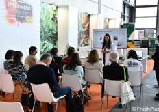 Una lezione su spezie e piante officinali.