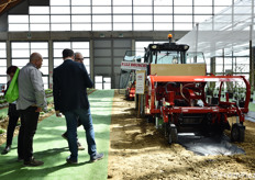 Una pacciamatrice ed una  aiuolatrice messe in campo da  Forigo, accoppiate a trattori dell'azienda Bruschi